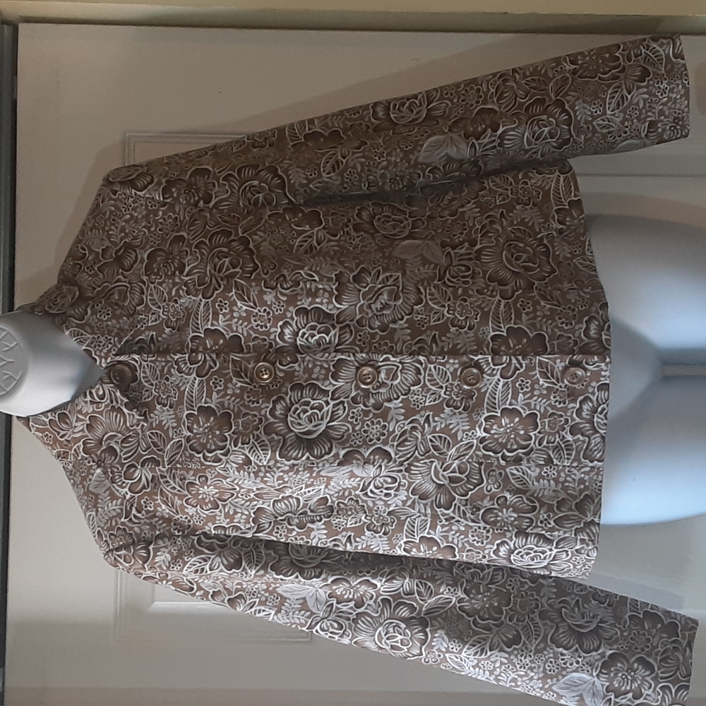 Requirements  brown & white + blazer/ jacket size 10 new